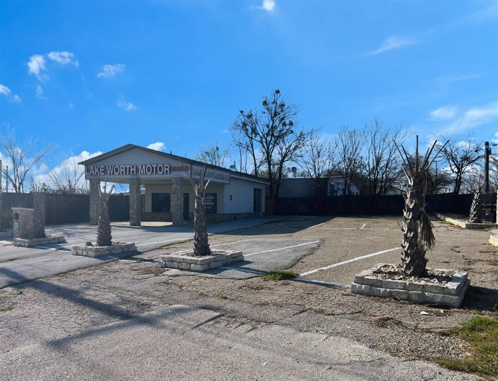 5715 Azle Avenue Property Photo 4