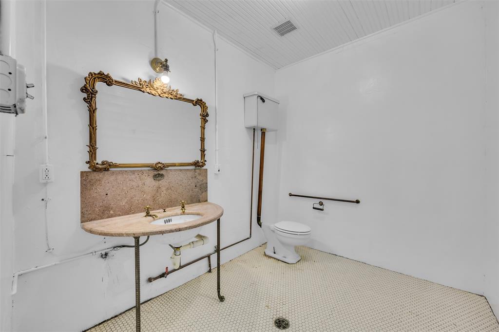 102 E Calhoun Street Property Photo 9