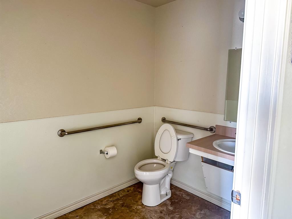 1555-3 W Business 380 Property Photo 6