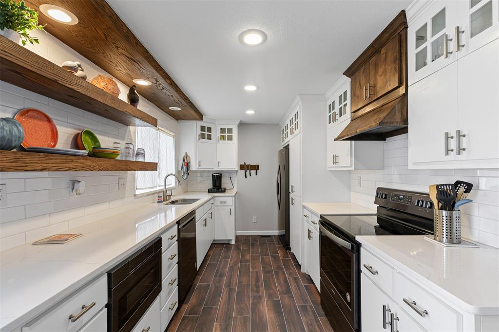 5232 Country Club Drive Property Photo 1