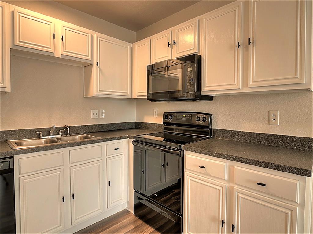 312 Queens Court Property Photo