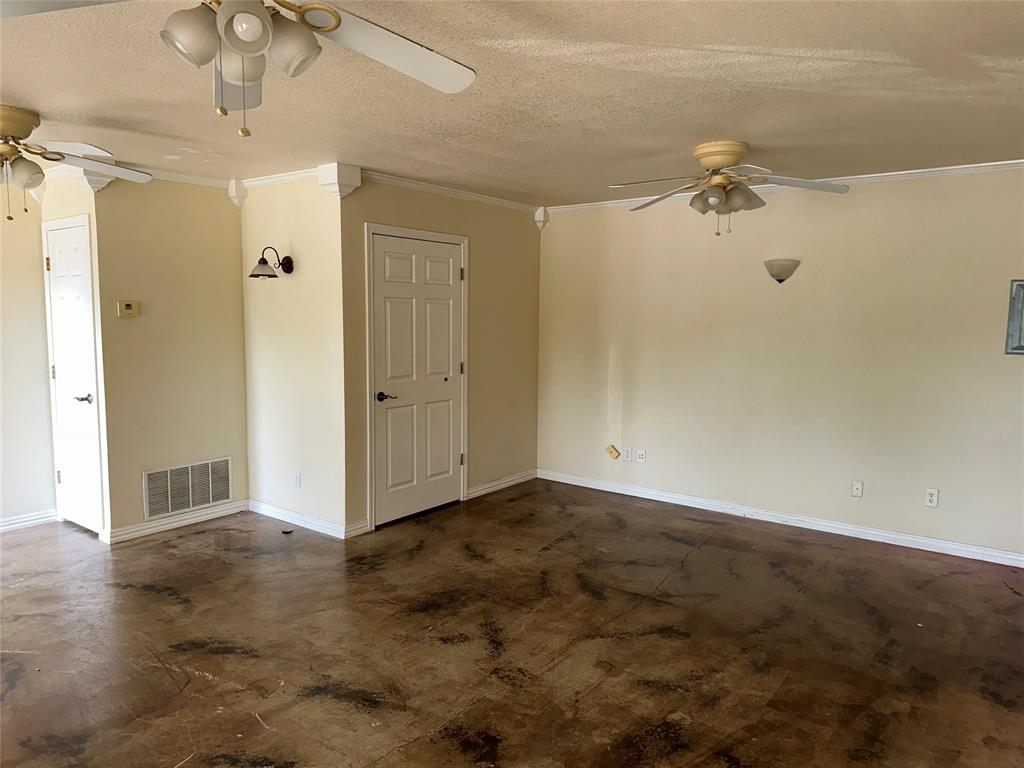 200 E Elm Street Property Photo 3