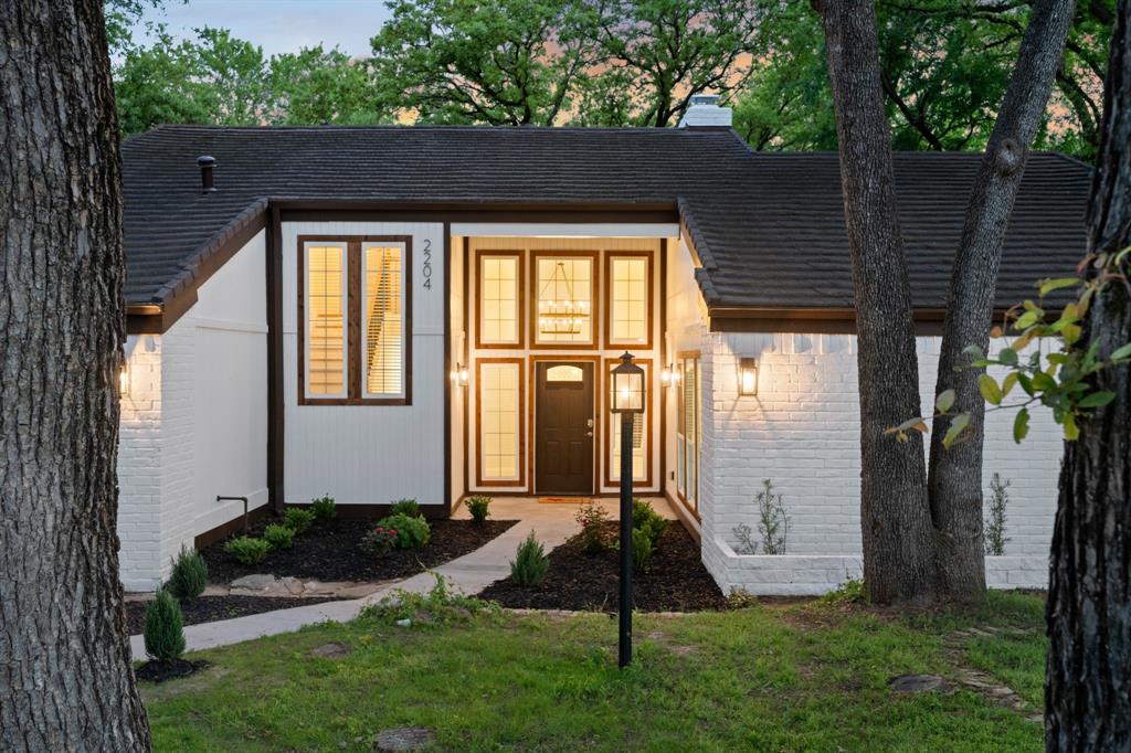 2204 Wood Cliff Court Property Photo 3