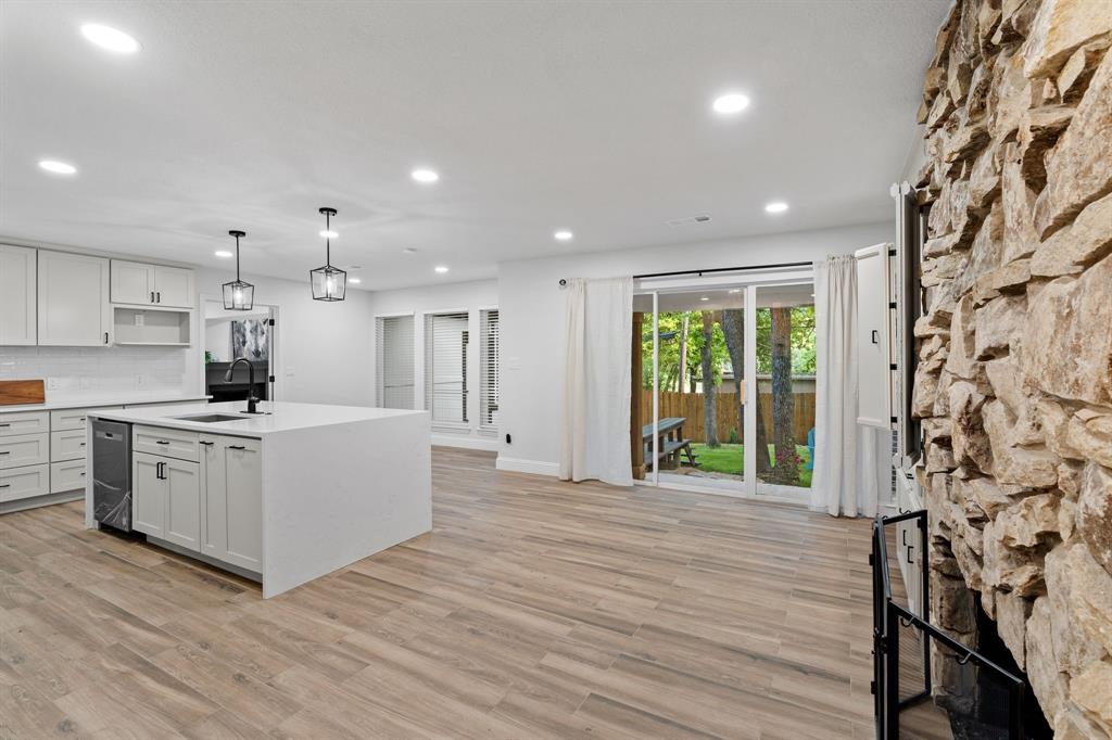2204 Wood Cliff Court Property Photo 6
