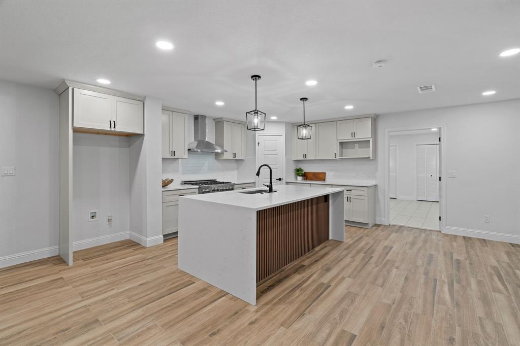 2204 Wood Cliff Court Property Photo 9