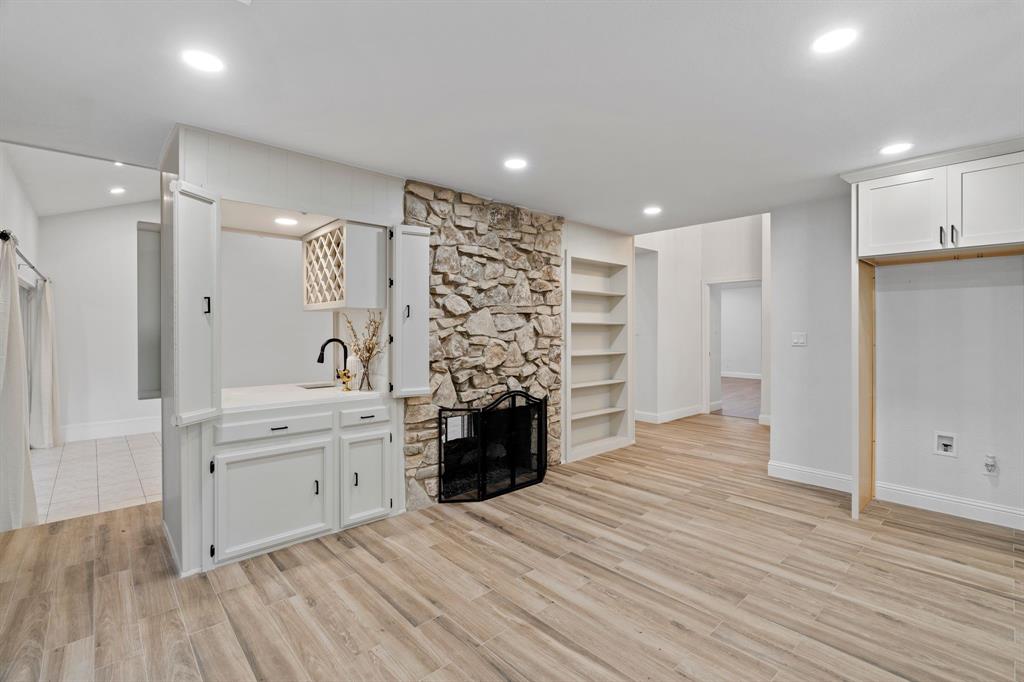 2204 Wood Cliff Court Property Photo 10