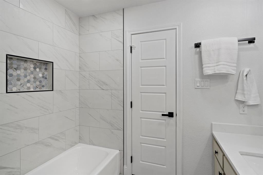 2204 Wood Cliff Court Property Photo 30