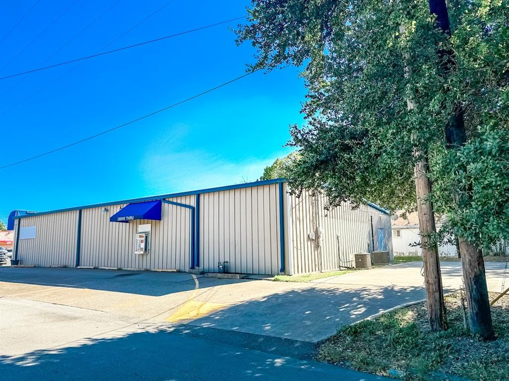 209 N Ellis Street Property Photo 5
