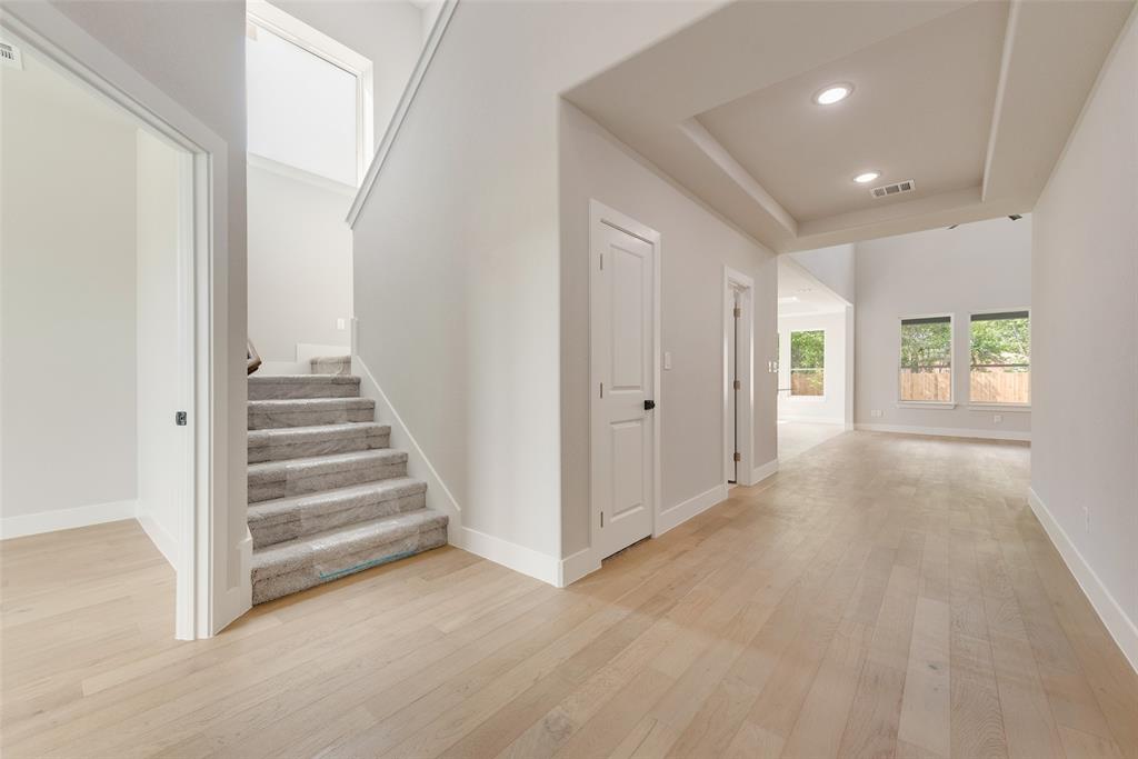 6810 Windward View Drive Property Photo 3