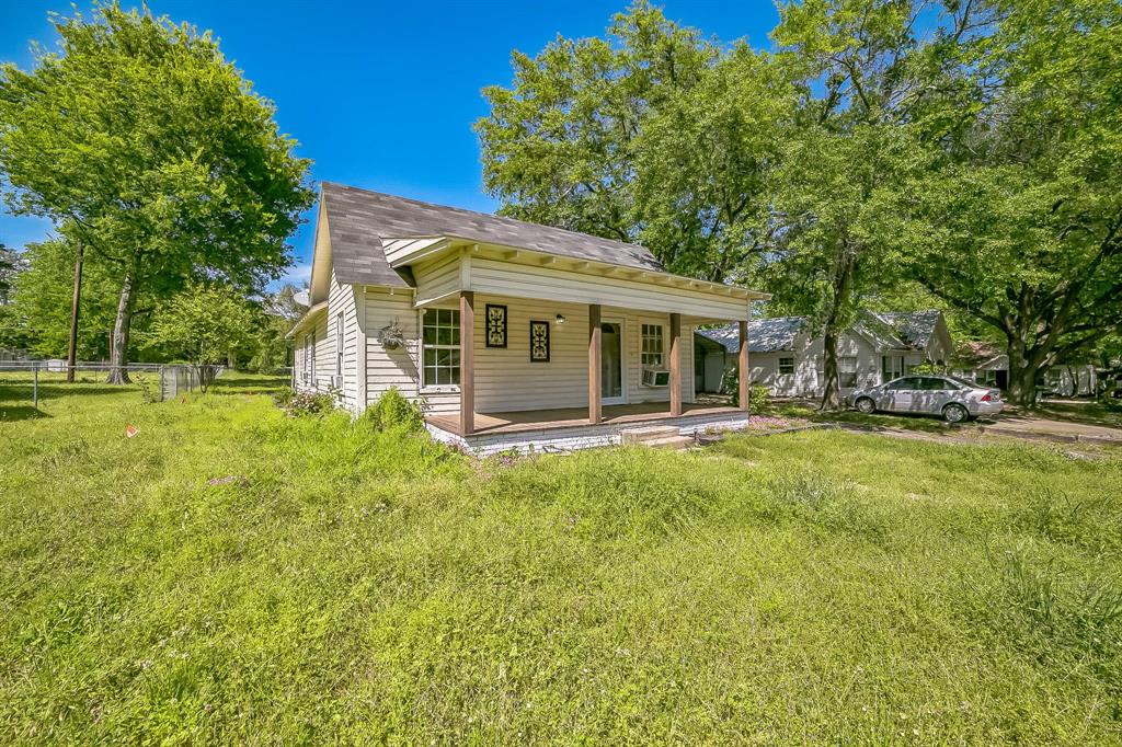 705 Davis Avenue Property Photo