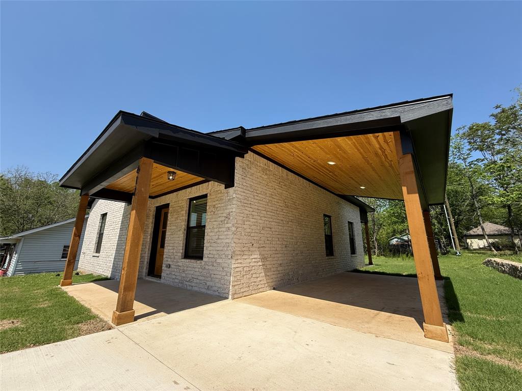611 W Baker Street Property Photo