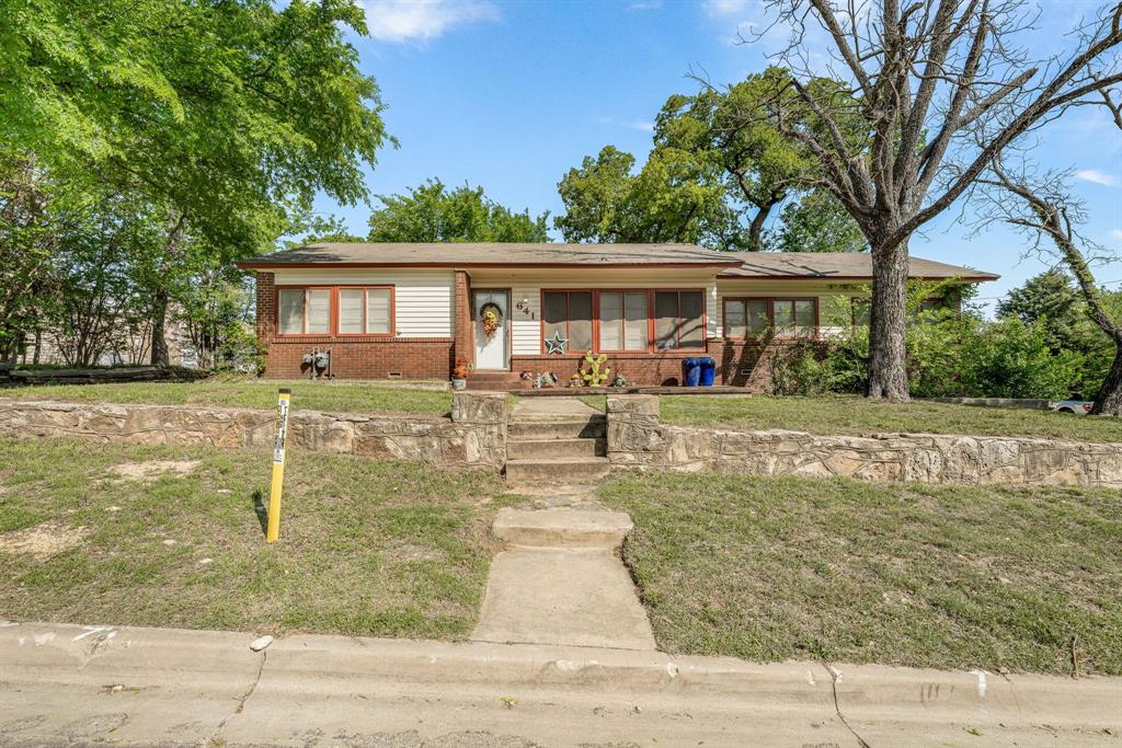 641 W College Street Property Photo