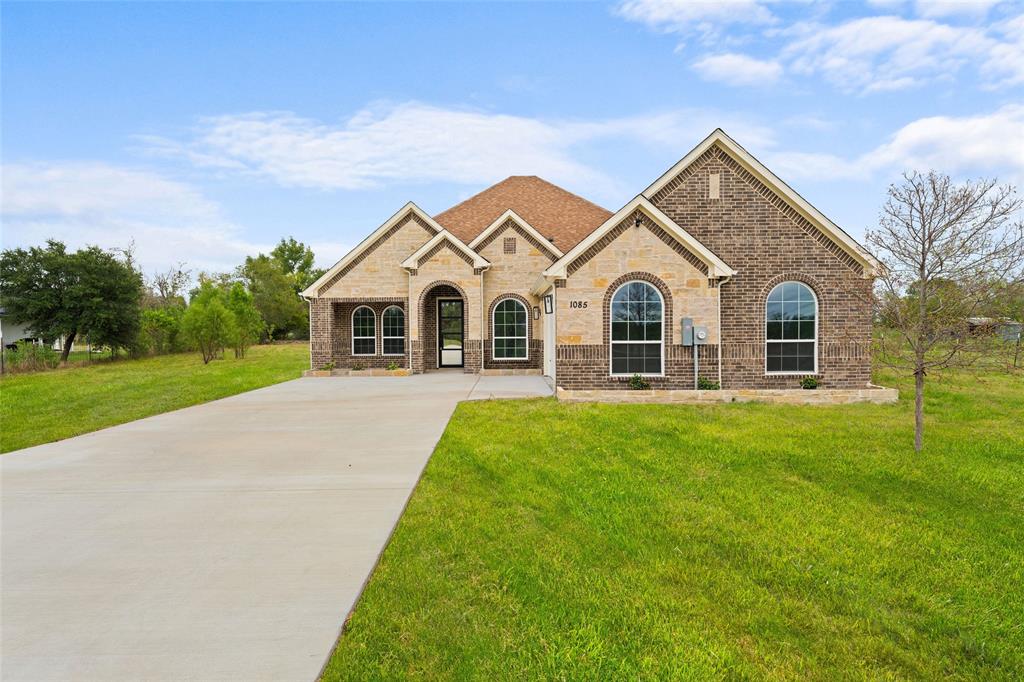 1085 Country Lane Property Photo