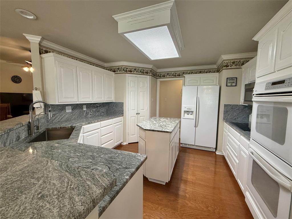 1025 Oak Hollow Lane Property Photo 3