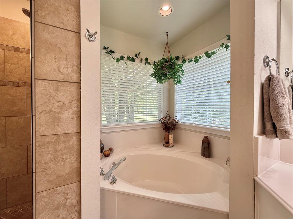 1025 Oak Hollow Lane Property Photo 24