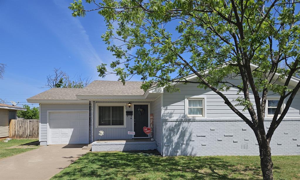 657 Woodlawn Drive Property Photo