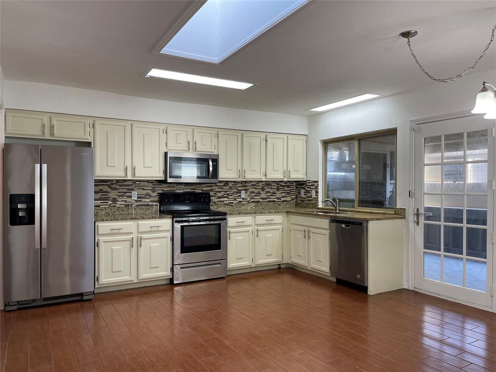 2409 Stoneleigh Drive Property Photo