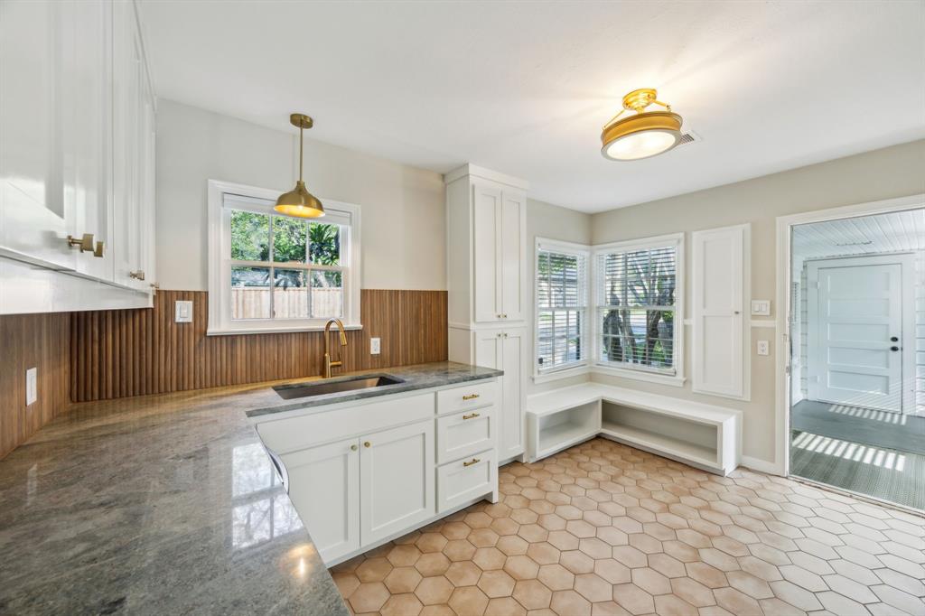 2651 Burlington Boulevard Property Photo