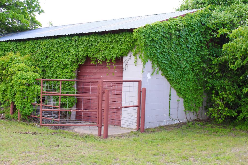 2301 Mineral Wells Highway Property Photo 9