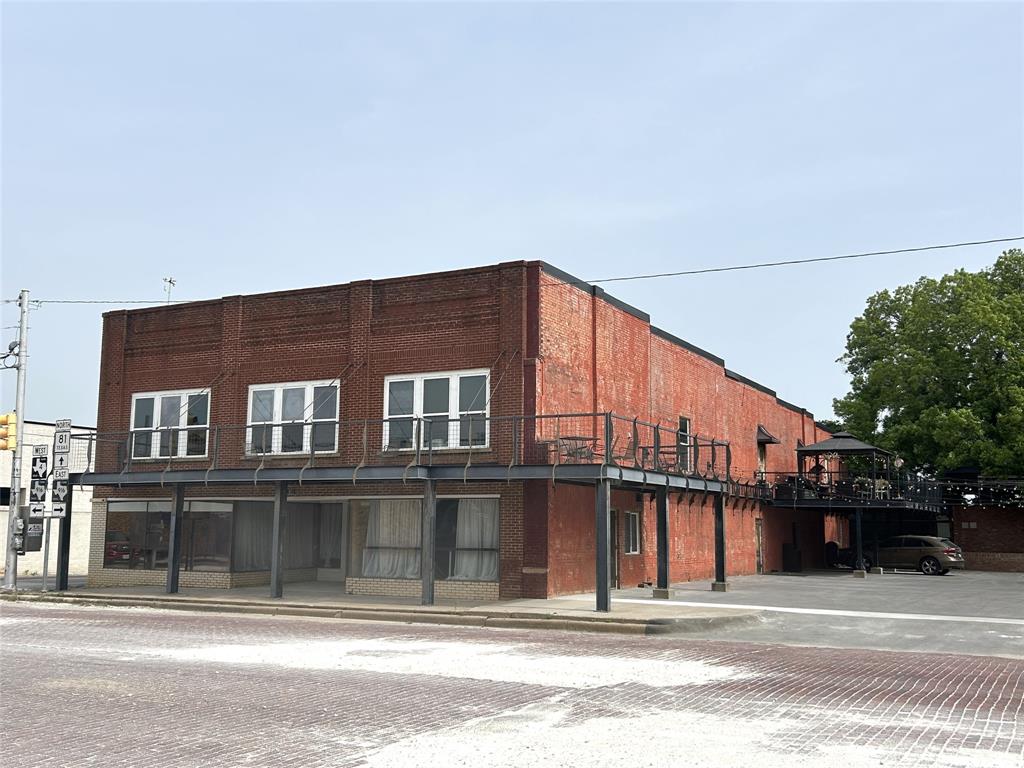 301 E Criner Street Property Photo 1