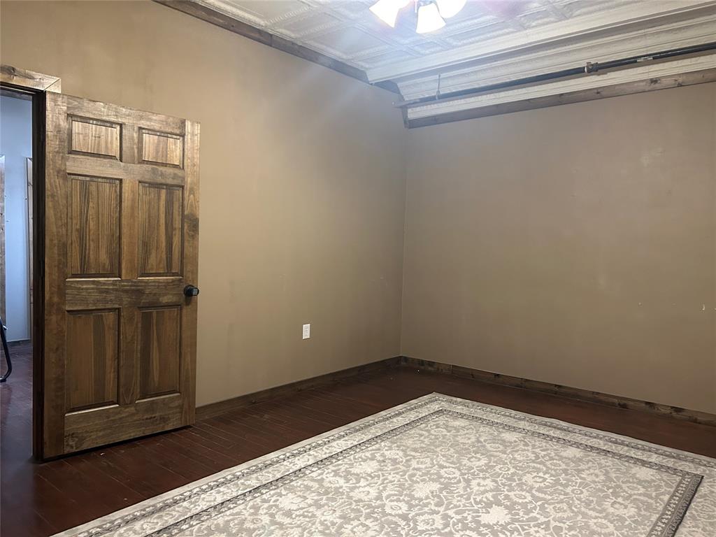 301 E Criner Street Property Photo 2