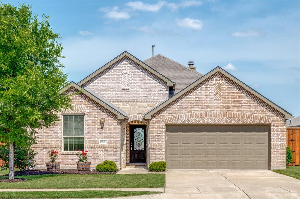 1209 Roadrunner Drive Property Photo 1