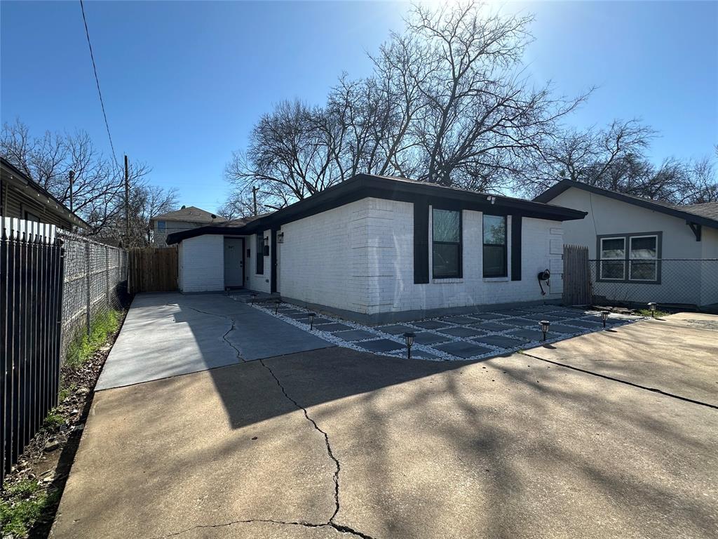809 W Broadus Avenue Property Photo 1