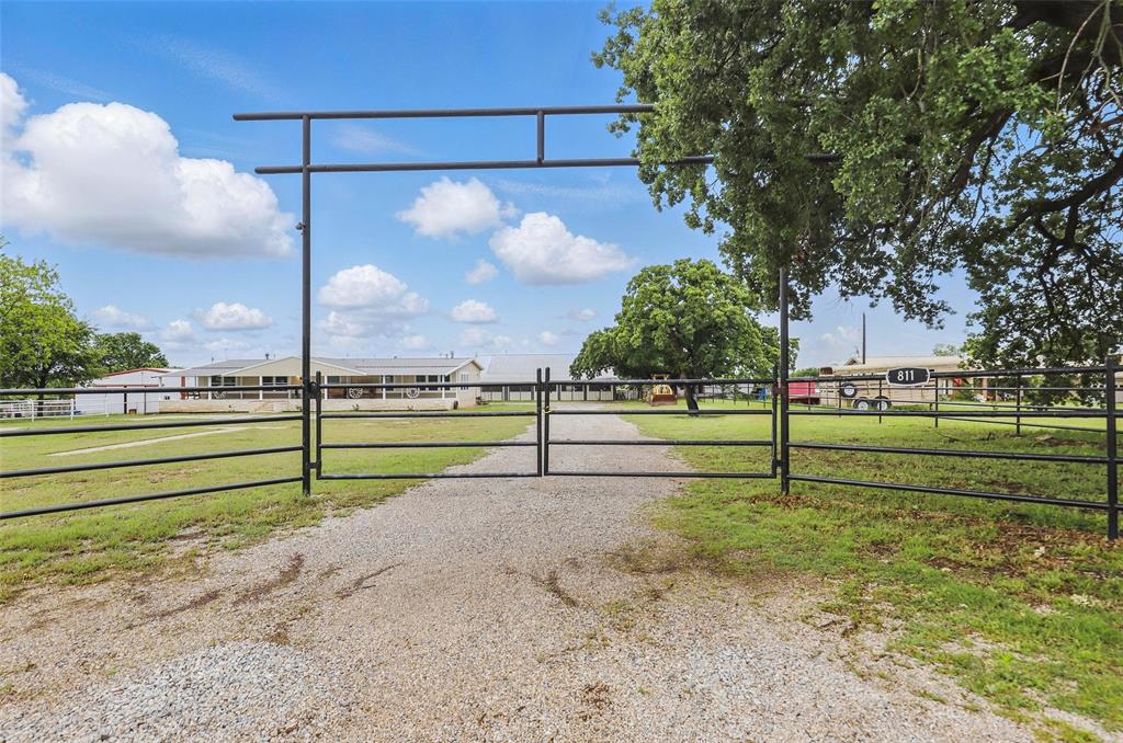 811 Lution Drive Property Photo 1