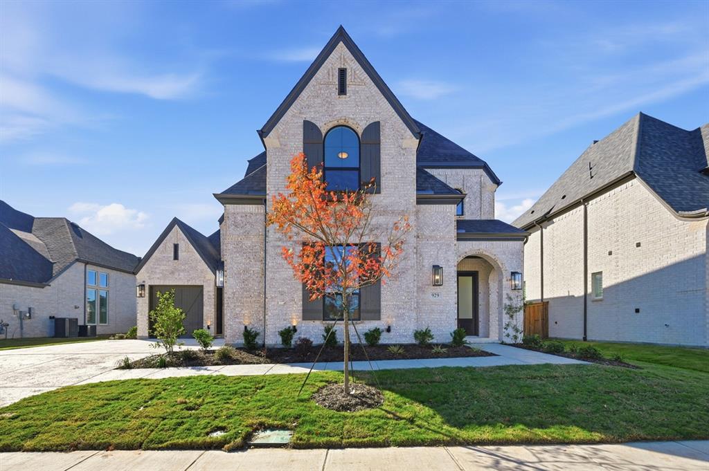 929 Shady Oaks Drive Property Photo 1