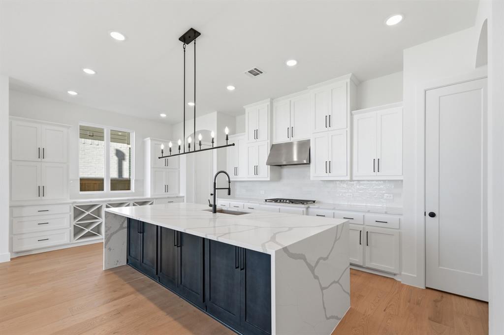 929 Shady Oaks Drive Property Photo 2