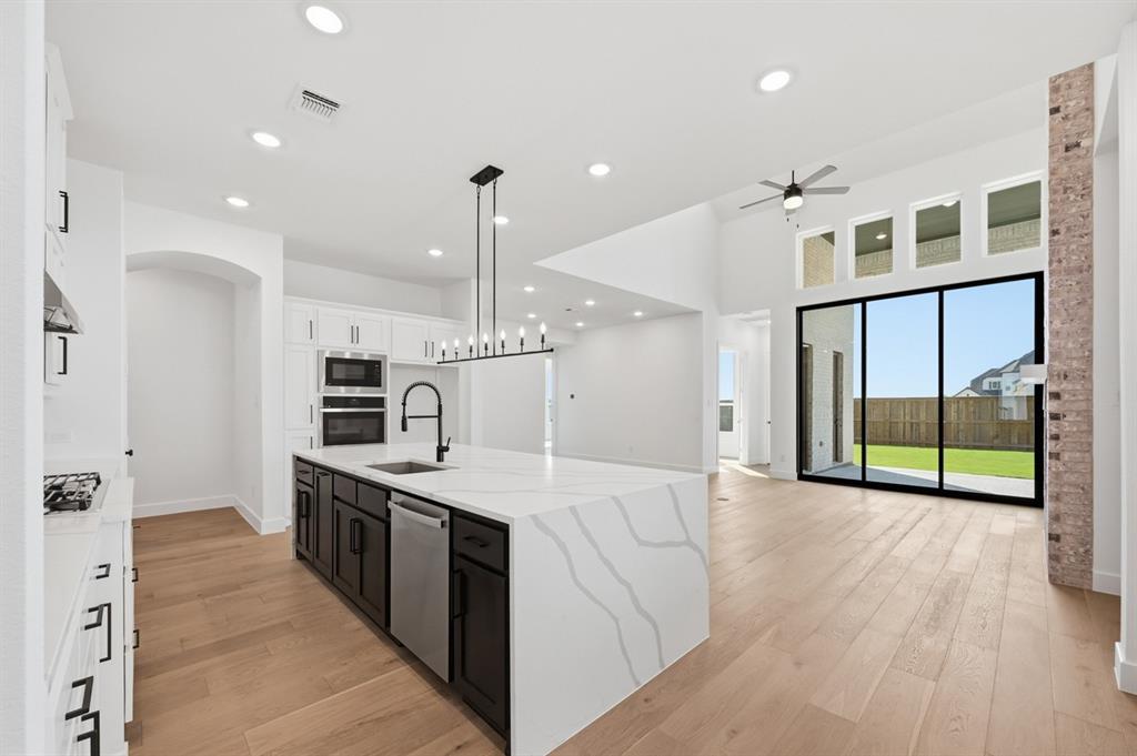 929 Shady Oaks Drive Property Photo 3