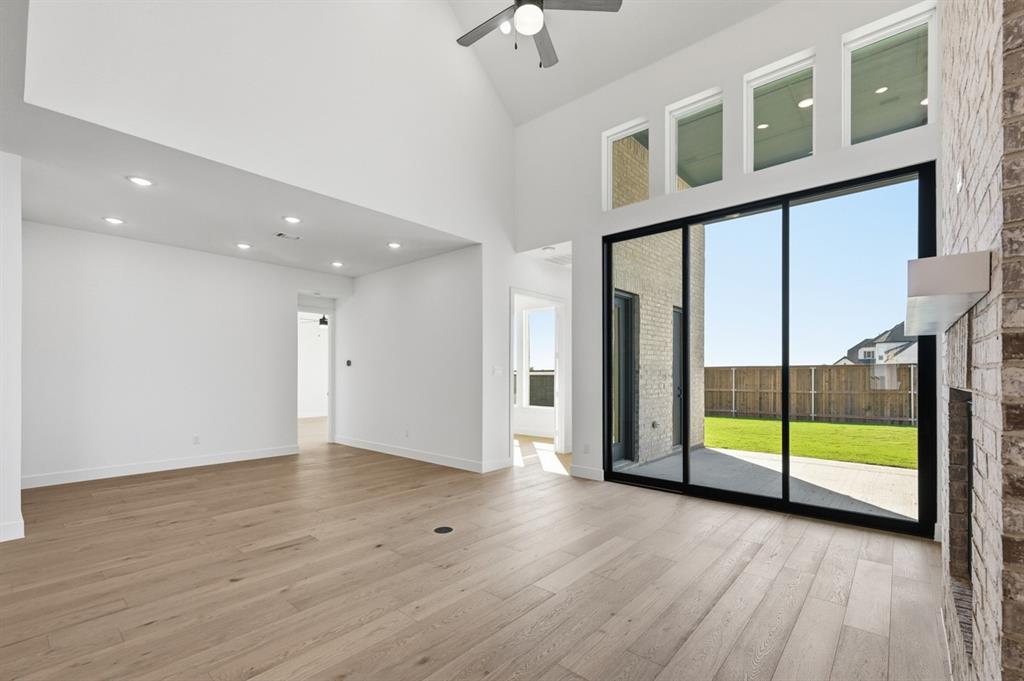 929 Shady Oaks Drive Property Photo 8