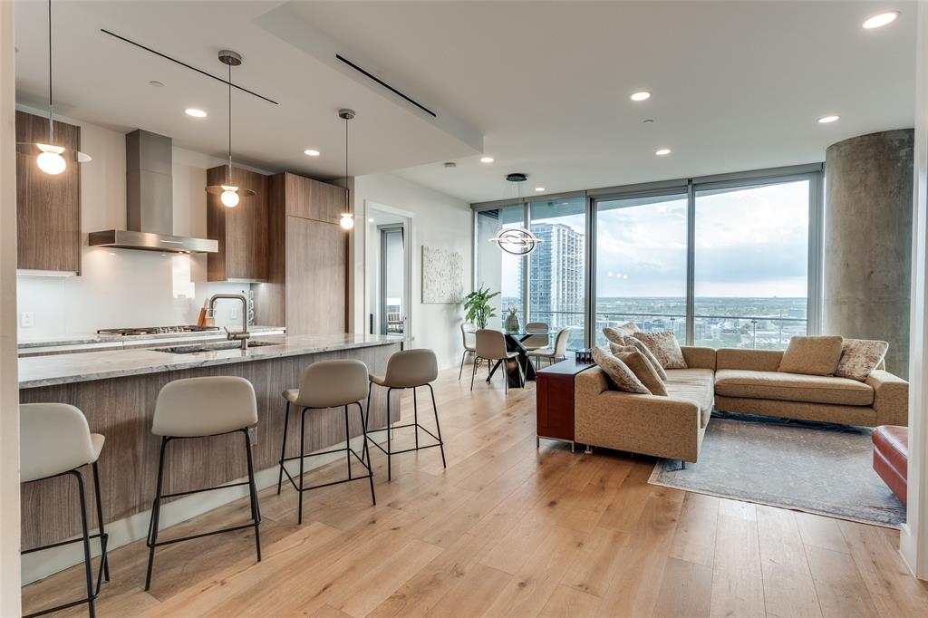 3130 N Harwood Street 902 Property Photo 1