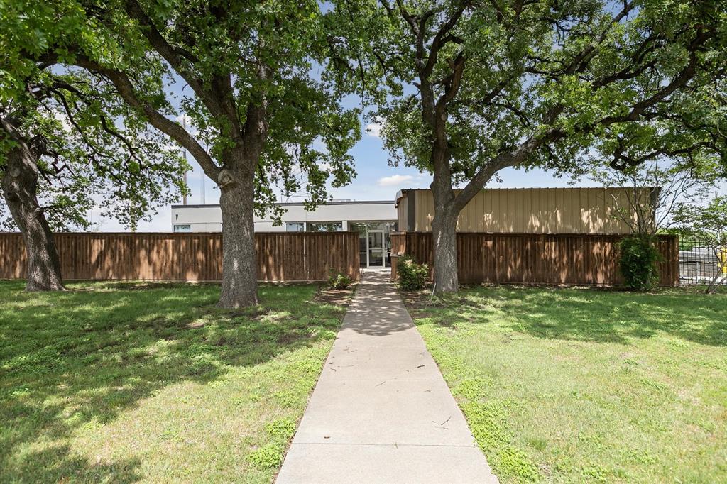 5685 E Loop 820 Property Photo 1