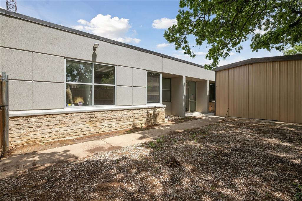 5685 E Loop 820 Property Photo 3