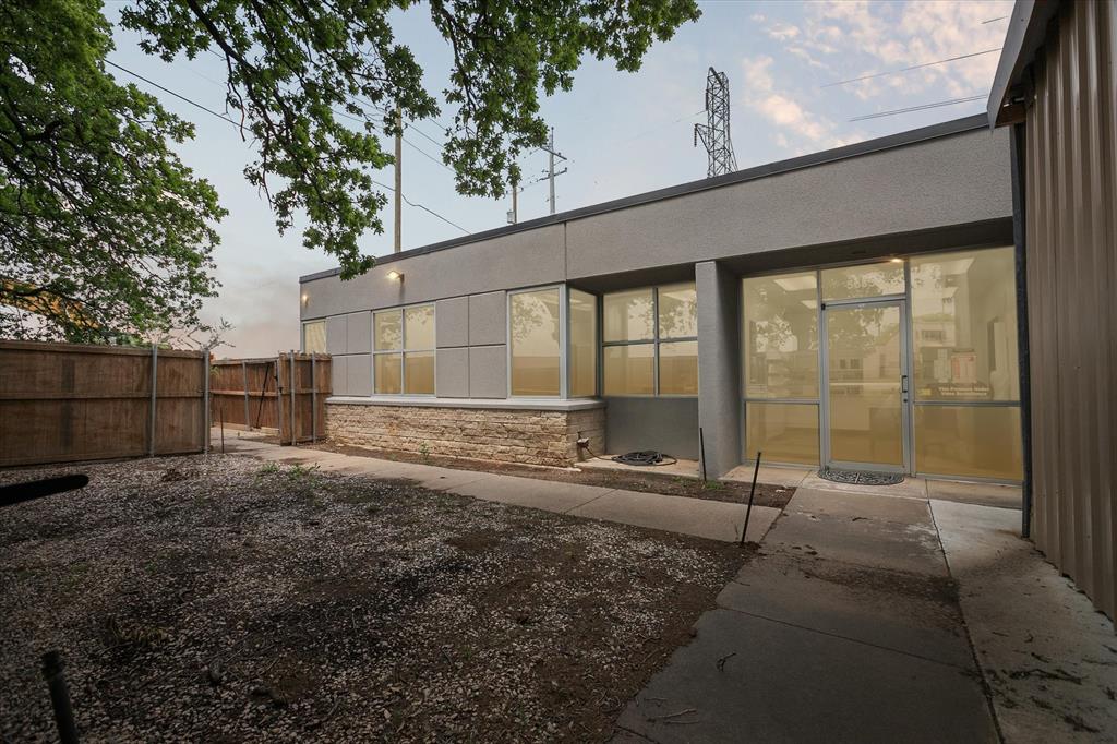 5685 E Loop 820 Property Photo 4