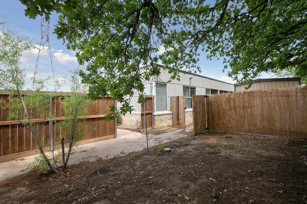 5685 E Loop 820 Property Photo 5