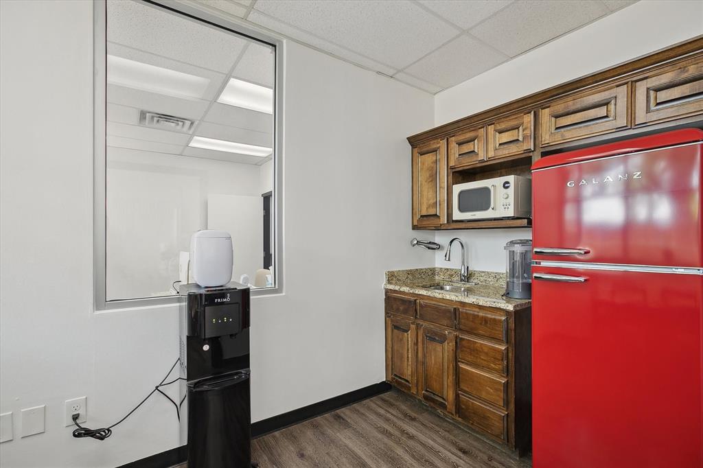 5685 E Loop 820 Property Photo 9