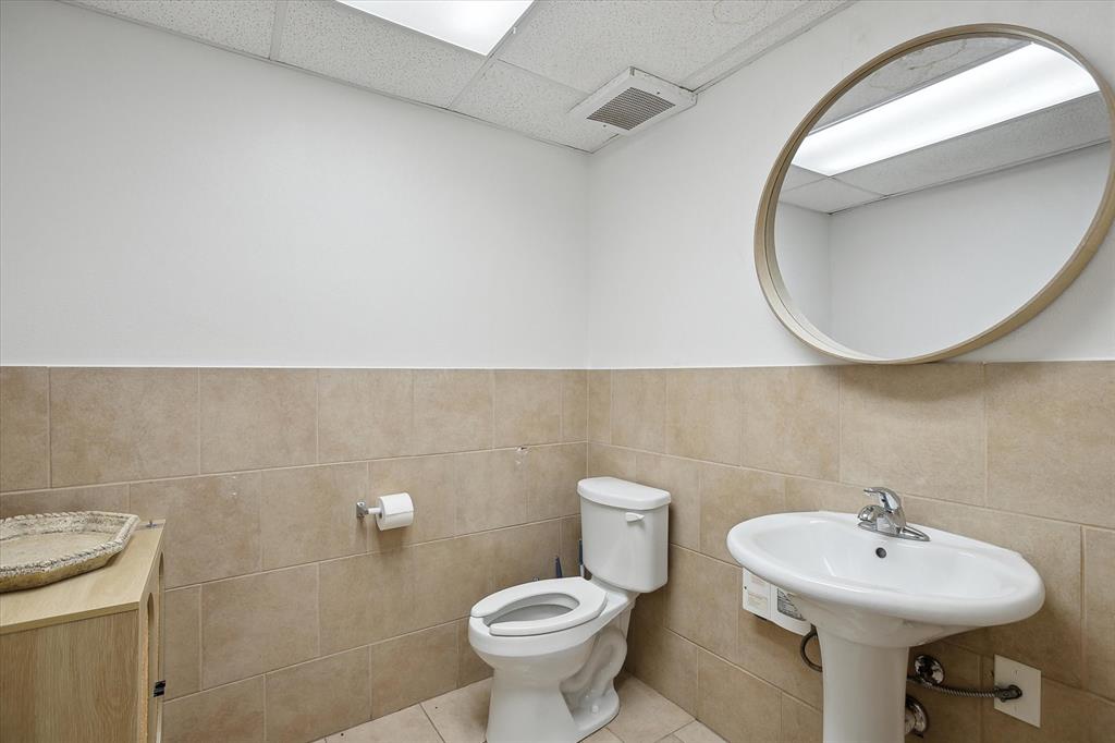 5685 E Loop 820 Property Photo 10