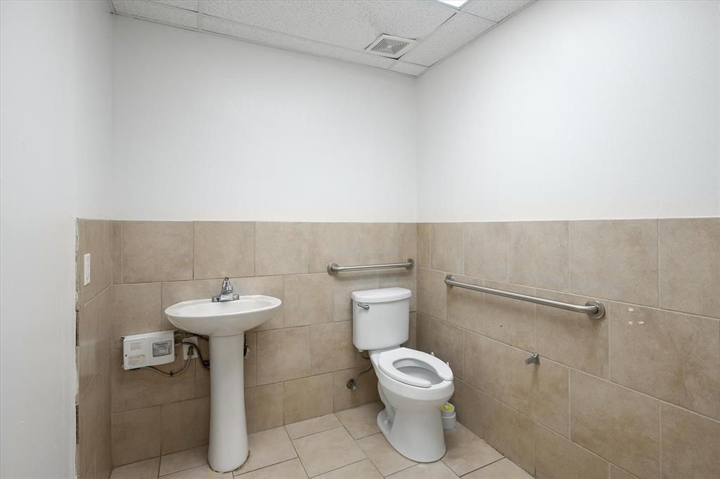 5685 E Loop 820 Property Photo 26