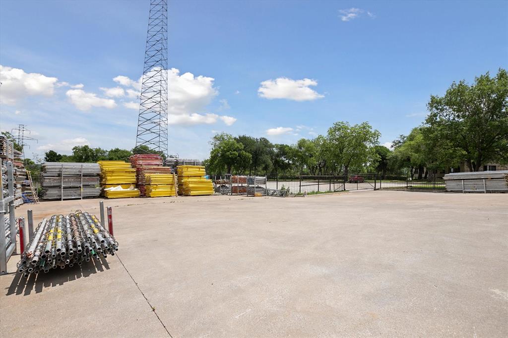 5685 E Loop 820 Property Photo 32