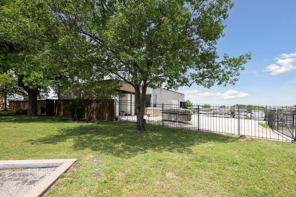5685 E Loop 820 Property Photo 34