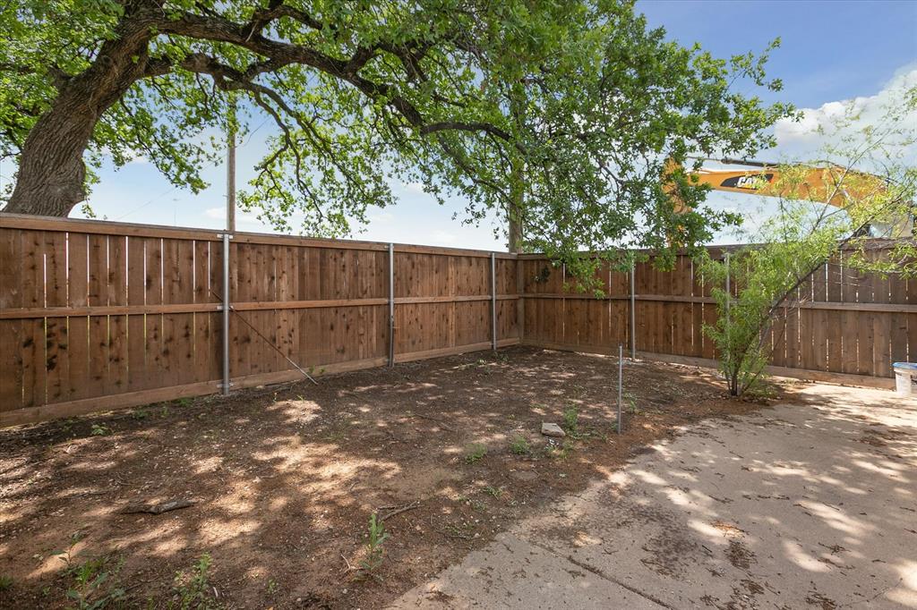 5685 E Loop 820 Property Photo 35