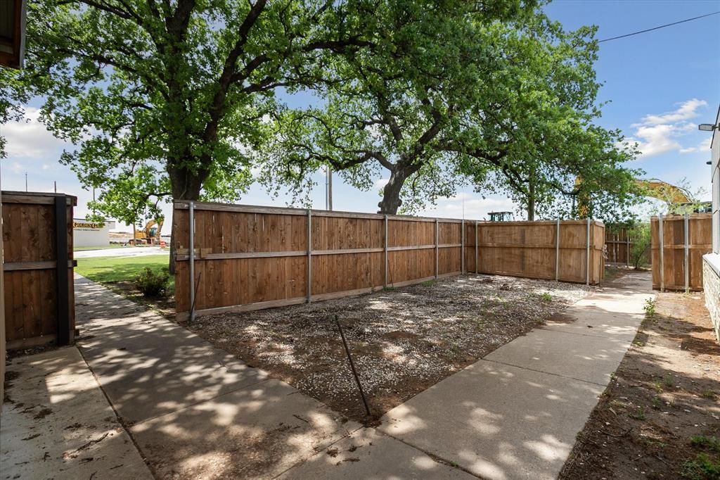 5685 E Loop 820 Property Photo 36