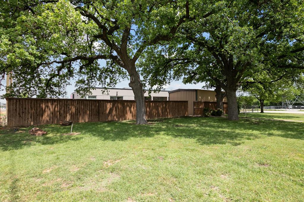 5685 E Loop 820 Property Photo 37