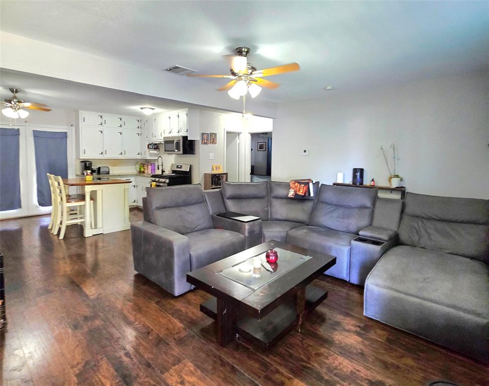 602 N Cates Street Property Photo 4