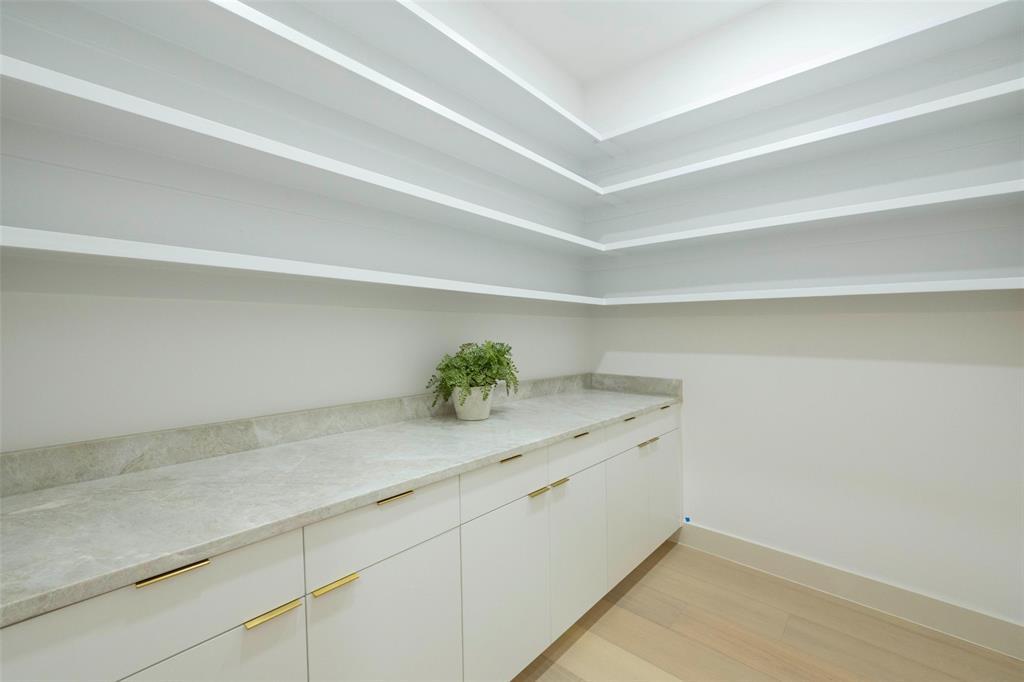 4435 Merrell Road Property Photo 14