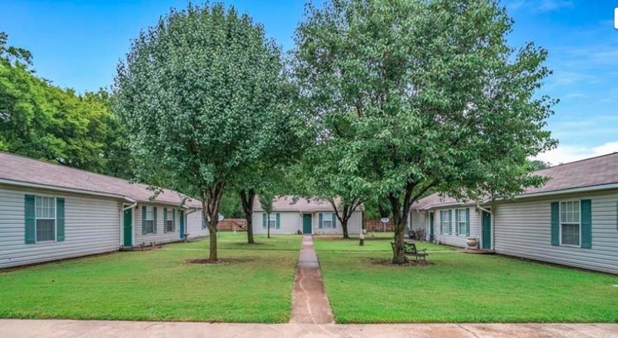 605 College Street Property Photo