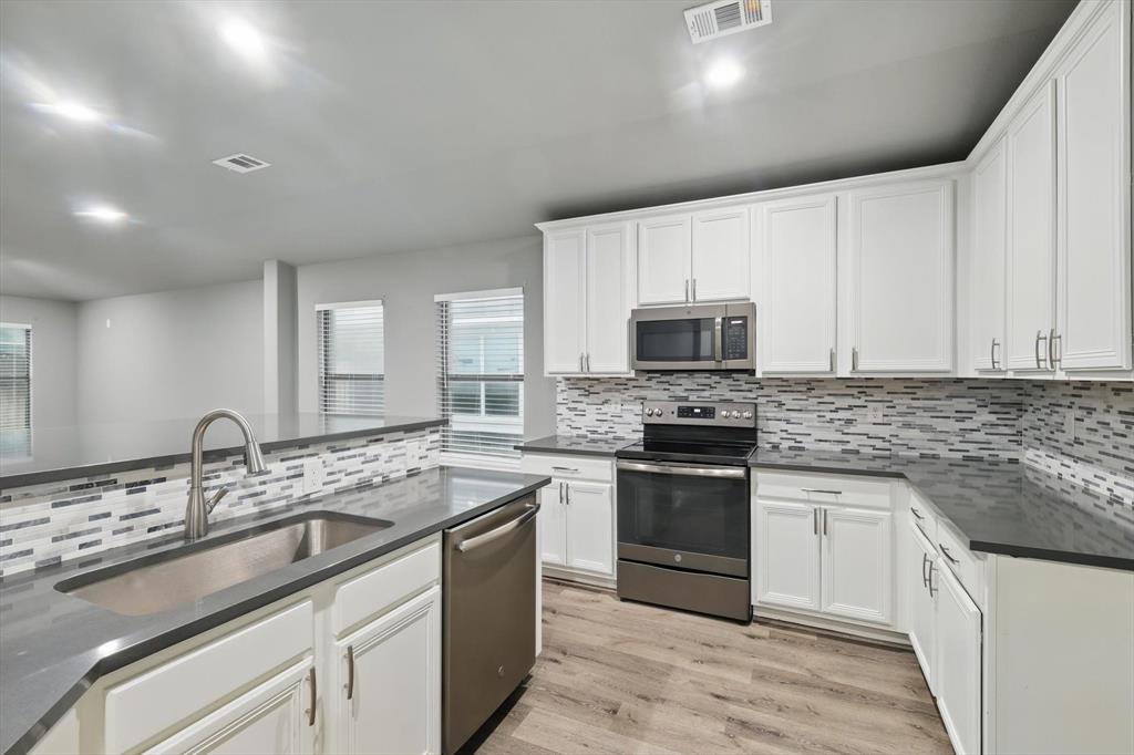 4528 Sleepy Meadows Drive Property Photo 11