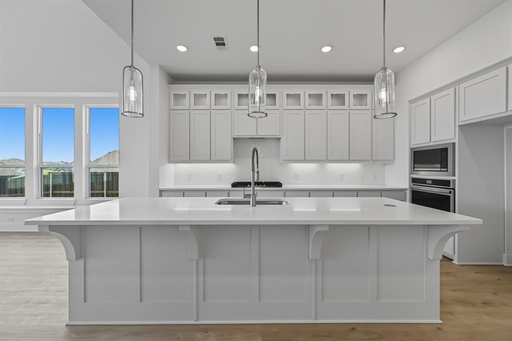 2210 Desmond Drive Property Photo 3